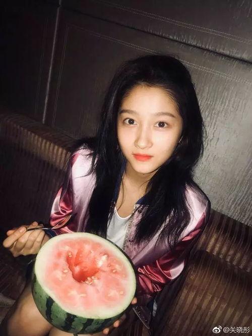 深夜吃一个瓜视频,一瓜视频引发网友热议，真相究竟如何？