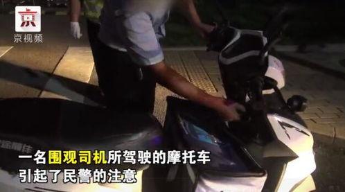 吃瓜群众围观醉酒男子视频,吃瓜群众围观成热门视频