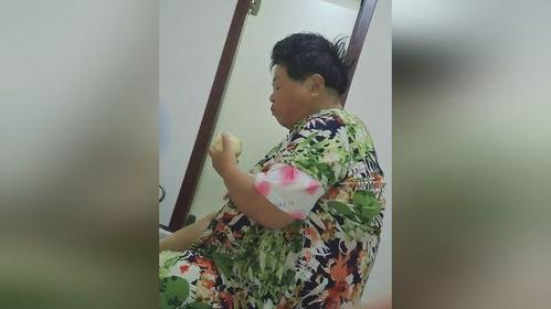 小宝贝吃瓜真厉害视频,萌态十足引网友热议