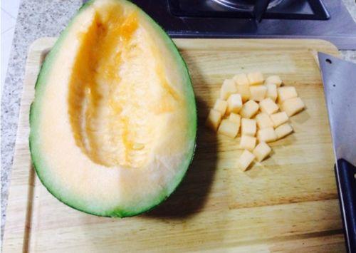 宝贝吃哈密瓜的视频,哈密瓜视频萌翻网友