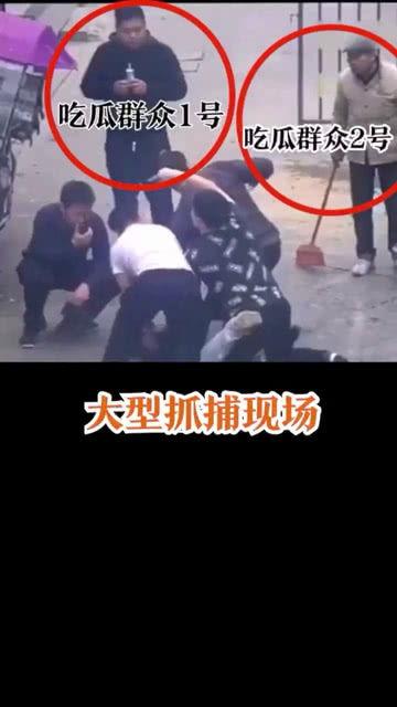 群众的吃瓜现场视频,群众围观吃瓜盛况，欢乐氛围感染众人